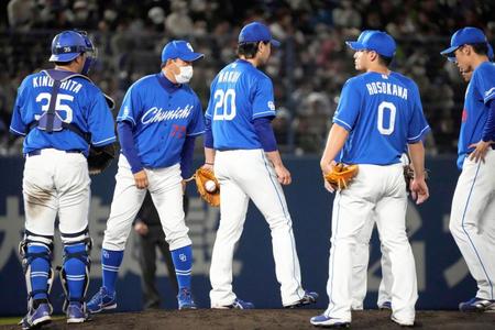 ４回、無死満塁のピンチを迎え、涌井（中央）のもとに集まる中日ナイン