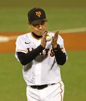 　８回、マウンドでナインに声をかけた後、ベンチに戻る原監督