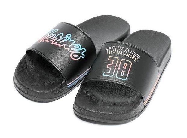 　ＢＬＡＣＫ　ＳＵＭＭＥＲグッズシャワーサンダル（球団提供）