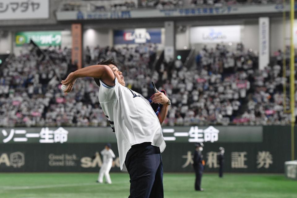 　サインボールを投げ込む松坂大輔氏（撮影・佐々木彰尚）