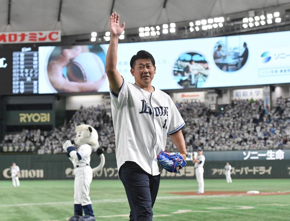 　声援に応える松坂大輔氏（撮影・佐々木彰尚）