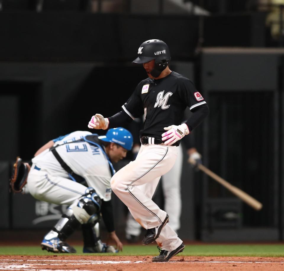 　４回、金村の暴投で生還する友杉（撮影・中島達哉）