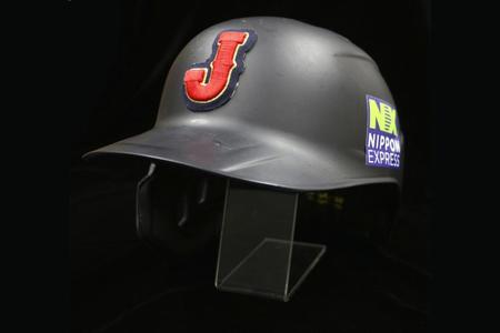 　野球殿堂博物館に展示される大谷翔平のヘルメット（日本野球機構提供）
