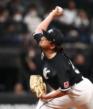 ９回、ピンチを招きながらも無失点に抑えたロッテ・沢村（撮影・中島達哉）