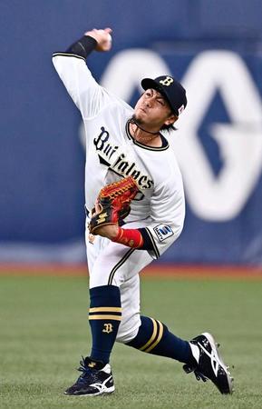 ９回、山崎の安打を本塁に好返球し、二走の生還を阻止する小田