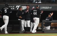 ２回、先制２ランを放った井上（中央）らをベンチで迎える吉井監督（右端）＝撮影・中島達哉