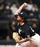 ９回、ピンチを招きながらも無失点に抑えたロッテ・沢村（撮影・中島達哉）