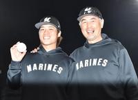 プロ初勝利を挙げ、吉井監督（右）に祝福される森（撮影・中島達哉）