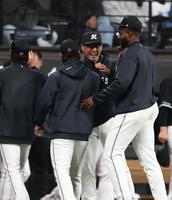 プロ初勝利を挙げた森（中央）と抱き合う吉井監督（奥）＝（撮影・中島達哉）