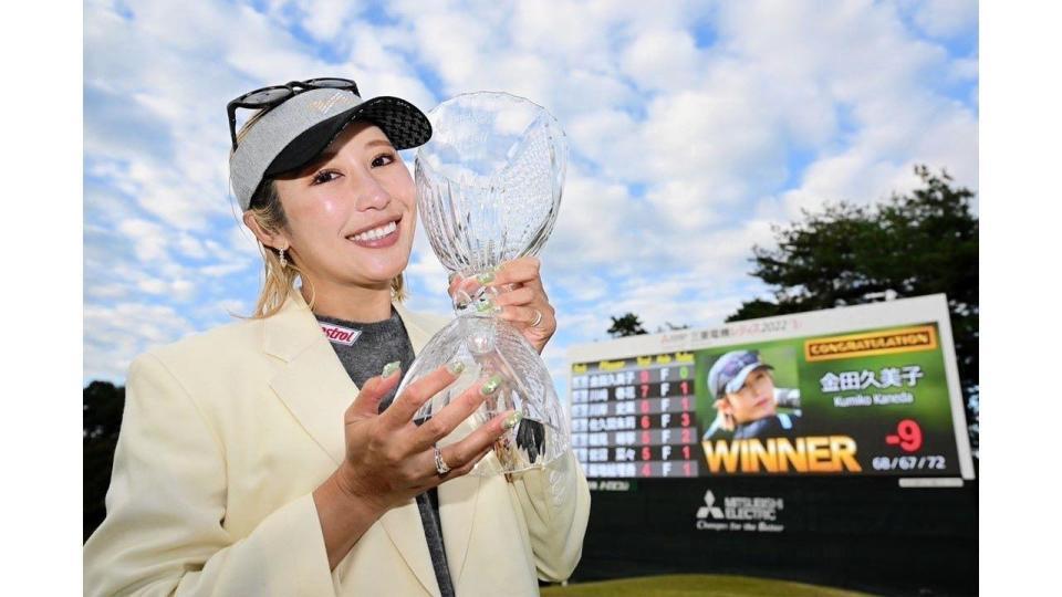 始球式に参加する女子プロゴルファー・金田久美子（球団提供）