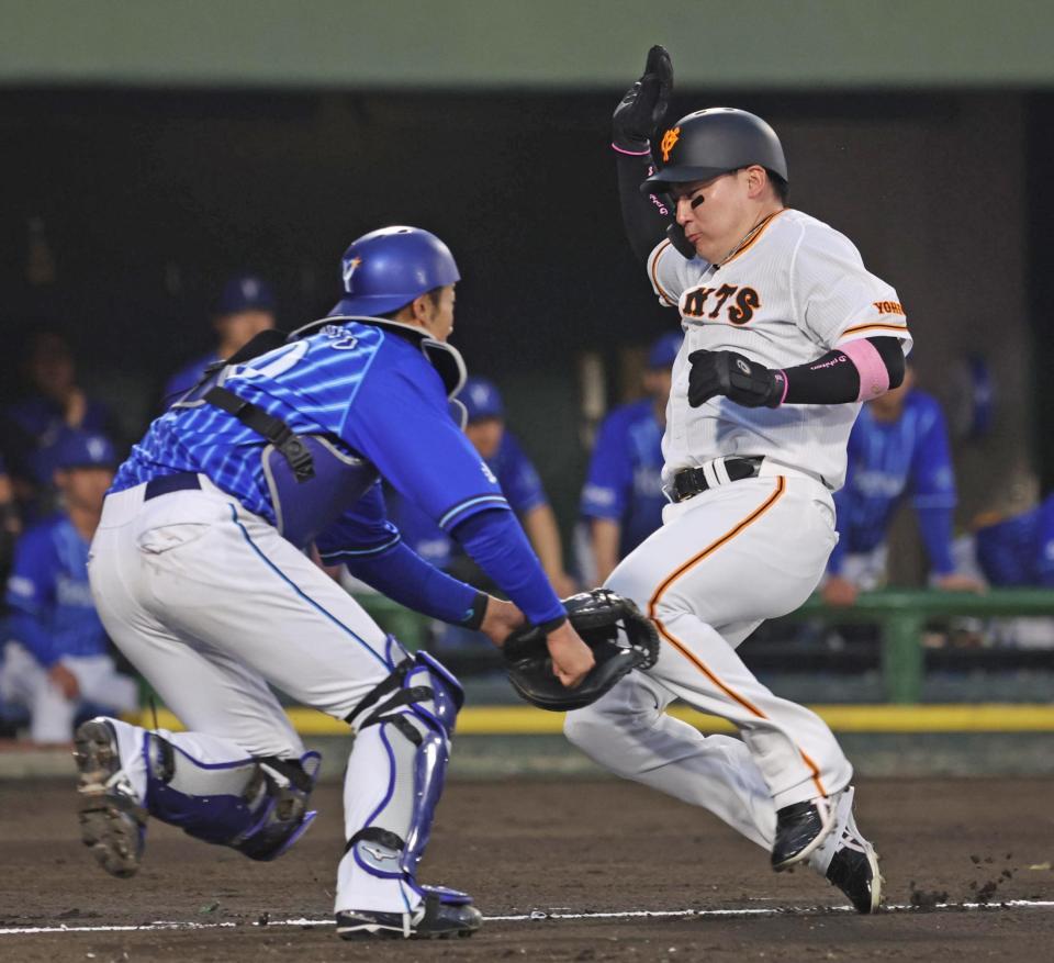 ２回、吉川の犠飛で生還する丸（右）