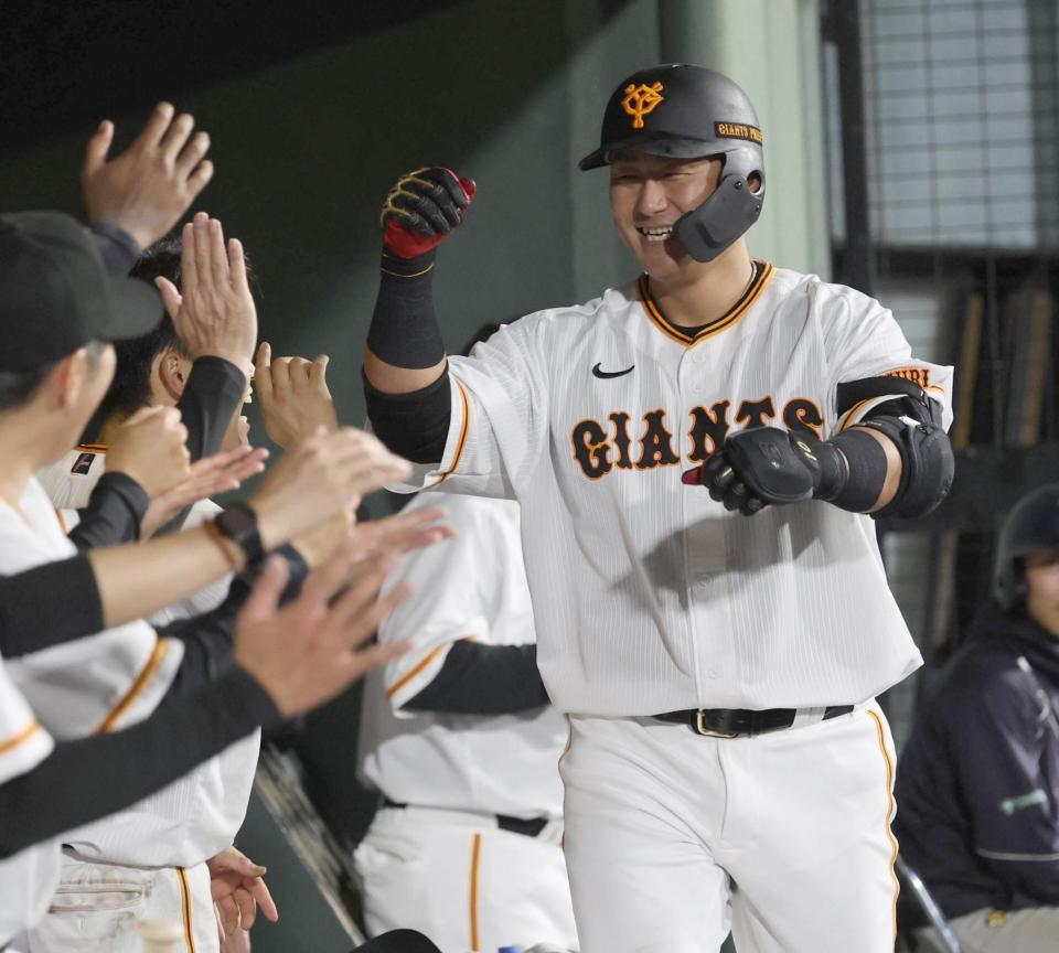 ８回、本塁打を放ちナインに迎えられる巨人・中田