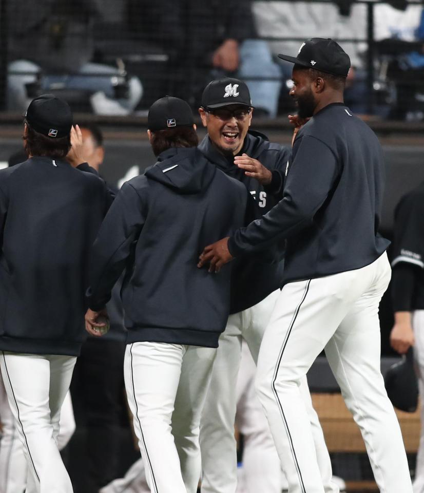 プロ初勝利を挙げた森（中央）と抱き合う吉井監督（奥）＝（撮影・中島達哉）