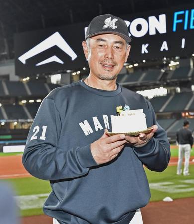　報道陣より誕生日ケーキをプレゼントされた吉井監督（撮影・中島達哉）