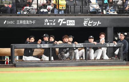 ９回、グラウンドを見つめるロッテナイン（撮影・中島達哉）