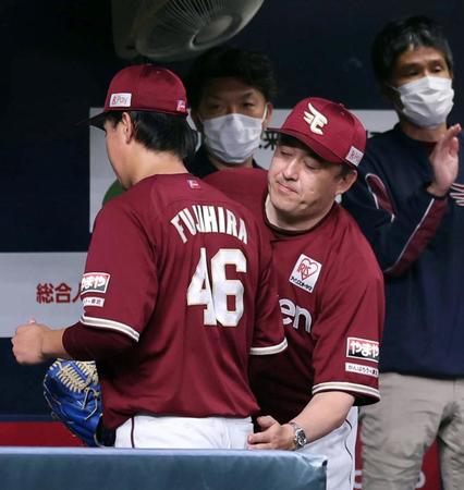７回途中、降板した藤平（左）を迎える石井監督（撮影・山口登）