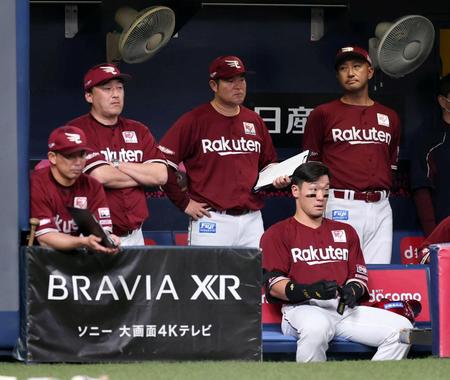 ９回、劣勢の試合展開にベンチで渋い表情を見せる石井監督（左から２人目）＝撮影・山口登