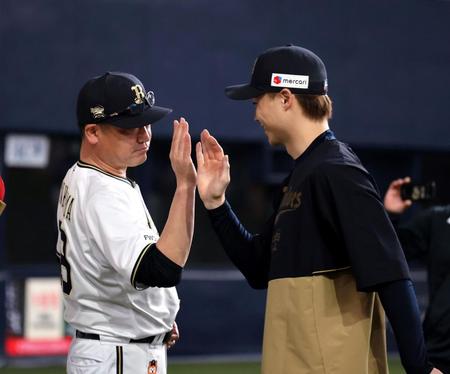 楽天に勝利し中嶋監督（左）は山崎福とタッチをかわす（撮影・山口登）