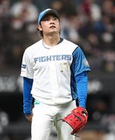 　２回、先制を許し、ベンチに戻る伊藤（撮影・中島達哉）