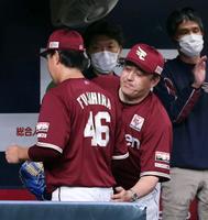 ７回途中、降板した藤平（左）を迎える石井監督（撮影・山口登）