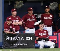 ９回、劣勢の試合展開にベンチで渋い表情を見せる石井監督（左から２人目）＝撮影・山口登