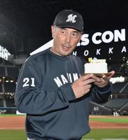 　試合前、報道陣から誕生日ケーキをプレゼントされる吉井監督（撮影・中島達哉）
