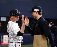 楽天に勝利し中嶋監督（左）は山崎福とタッチをかわす（撮影・山口登）