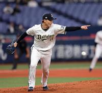 ２回、山崎福は島内を二塁ゴロに打ち取り、打球方向を指さす（撮影・山口登）