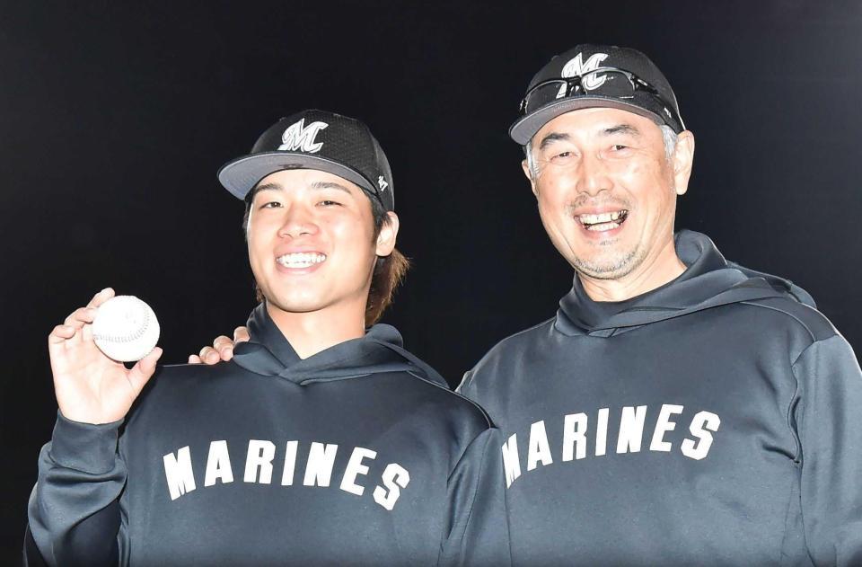 　プロ初勝利をあげ、吉井監督（右）に祝福される森（撮影・中島達哉）