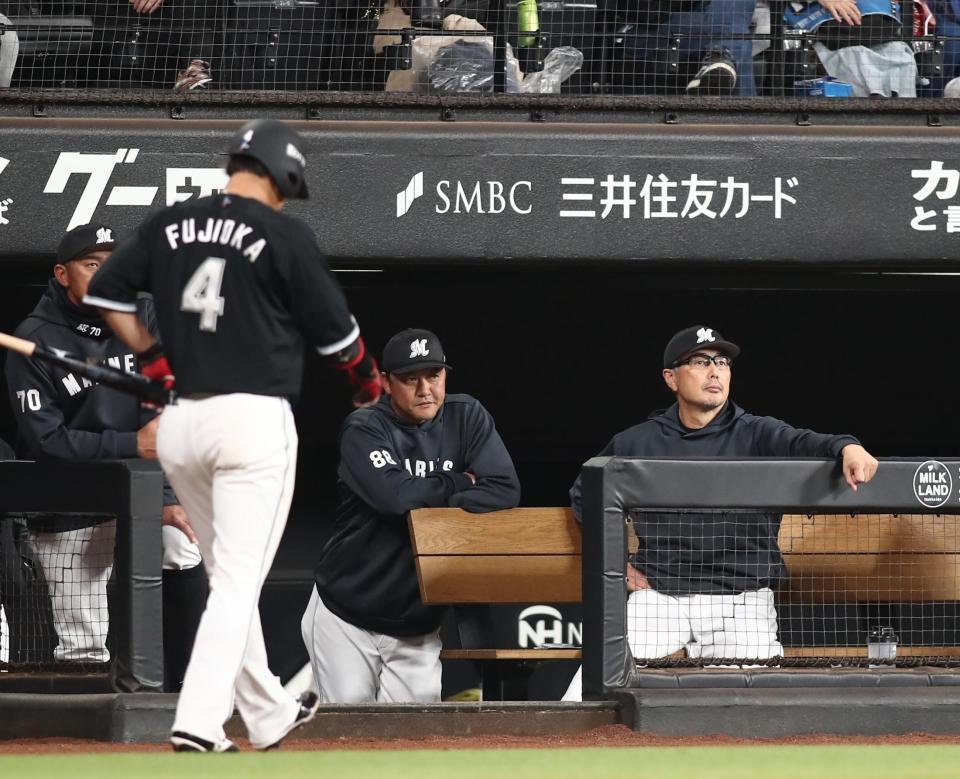 ６回、空振り三振を喫する藤岡（左）とグラウンドを見つめる吉井監督（撮影・中島達哉）