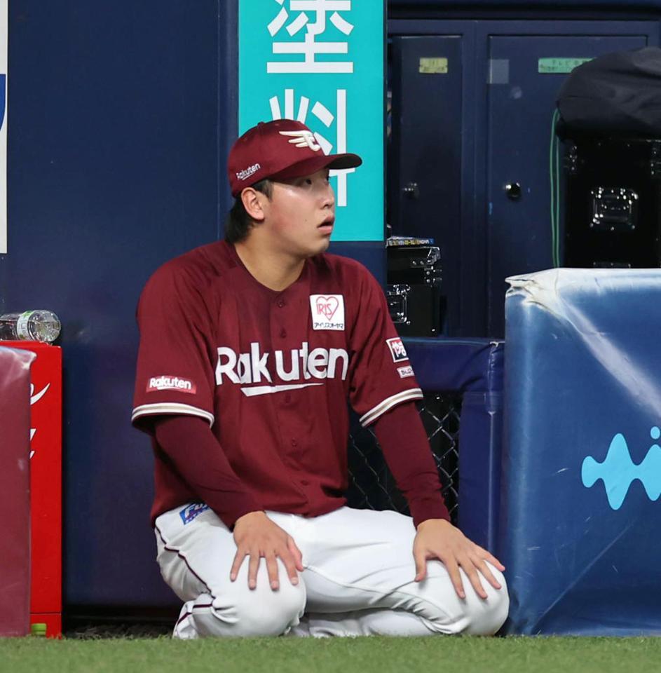 ７回、降板した藤平はベンチから試合を見つめる（撮影・山口登）