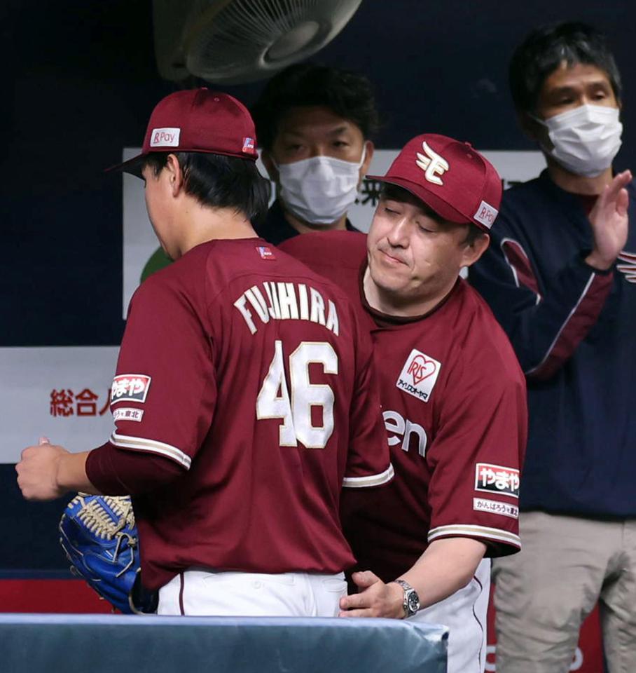 ７回途中、降板した藤平（左）を迎える石井監督（撮影・山口登）