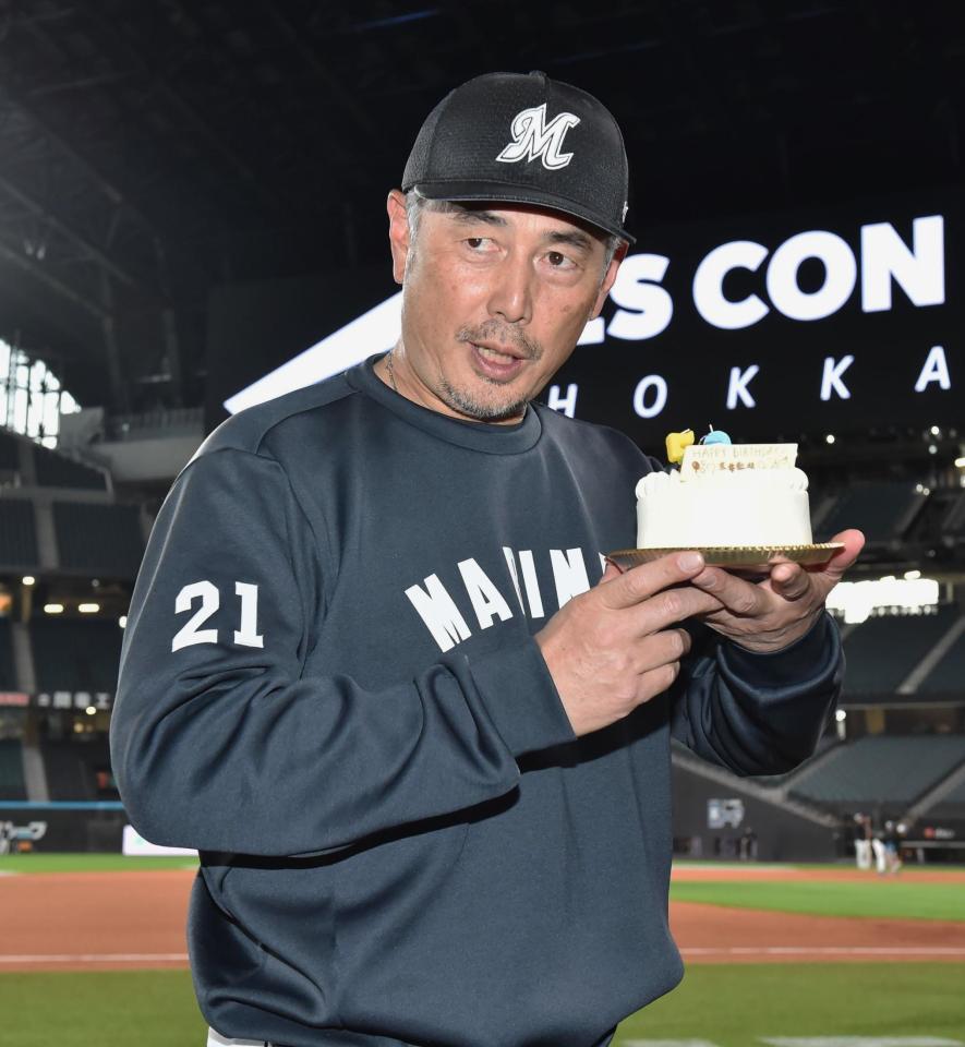　試合前、報道陣から誕生日ケーキをプレゼントされる吉井監督（撮影・中島達哉）