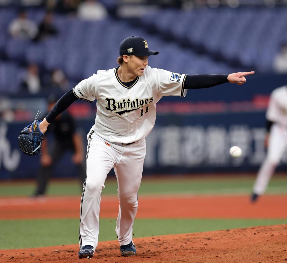 ２回、山崎福は島内を二塁ゴロに打ち取り、打球方向を指さす（撮影・山口登）