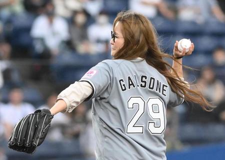 　メモリアルピッチセレモニーを行うギャル曽根（撮影・堀内翔）