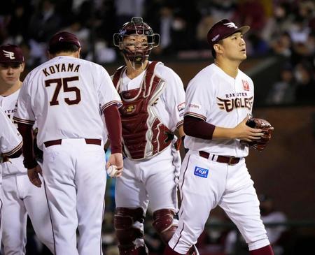 　５回途中、降板する田中将（右）