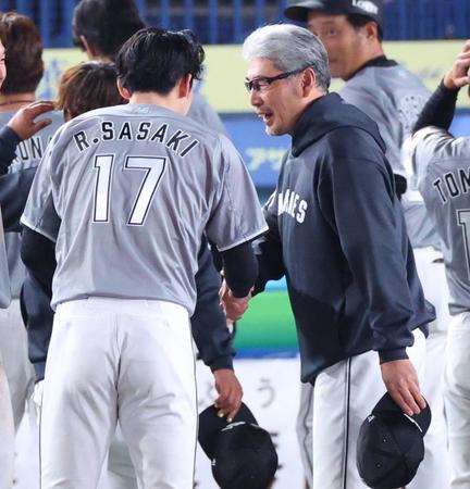 　３勝目を挙げた佐々木朗（１７）と握手する吉井監督（撮影・吉澤敬太）