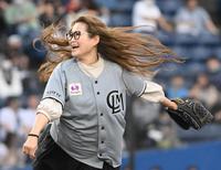 　メモリアルピッチセレモニーを行うギャル曽根（撮影・堀内翔）