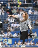 　メモリアルピッチセレモニーを行うギャル曽根（撮影・堀内翔）