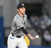 　１回、一塁にボールをトスする佐々木朗（撮影・堀内翔）