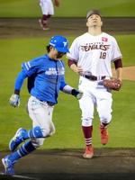 　５回、暴投で三走・奈良間（左）に勝ち越しの生還を許した田中将