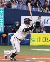 　６回、右前に適時打を放つ森（撮影・山口登）