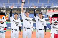 　昇天ポーズを決める（左）から中川圭、杉本、太田（撮影・山口登）