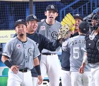 　７回、今宮を併殺の二ゴロに仕留め、二塁手・小川（５７）らを迎える佐々木朗（中央）＝撮影・吉澤敬太