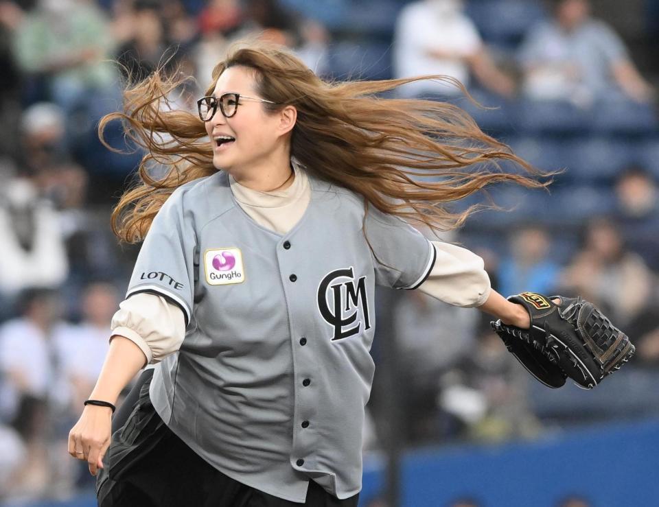 　メモリアルピッチセレモニーを行うギャル曽根（撮影・堀内翔）