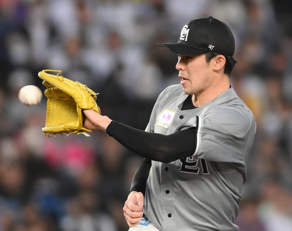 　１回、栗原の打球にグラブを出す佐々木朗（撮影・堀内翔）