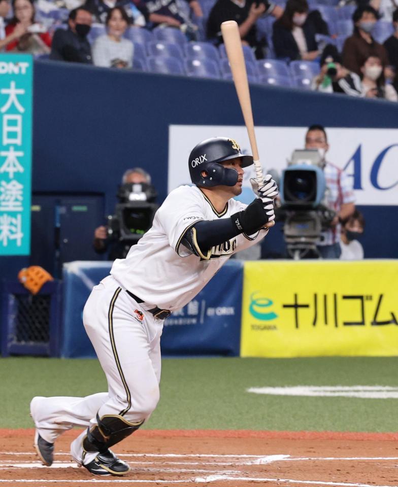 　６回、右前に適時打を放つ森（撮影・山口登）