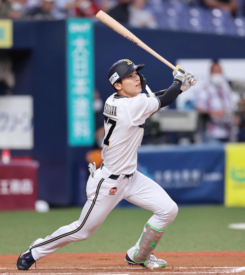 　６回、右翼線に勝ち越し適時三塁打を放つ中川圭（撮影・山口登）
