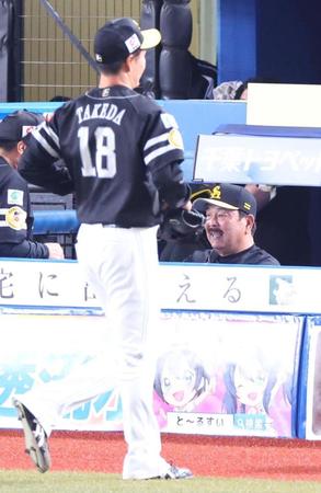 　５回、武田（手前）を降板させる藤本監督（撮影・吉澤敬太）