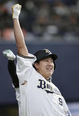 　４回、先制２ランを放ち、ポーズを決める杉本